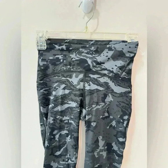 UnderArmour Black and White Print Compression Capri Leggings - Size XS - Picture 2 of 8